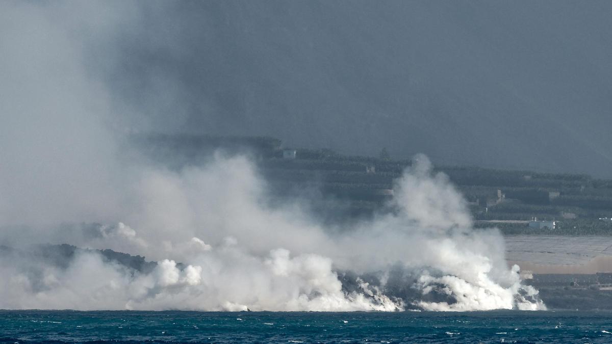 La lava crea un enorme delta de 500 metros de ancho y decolora el mar