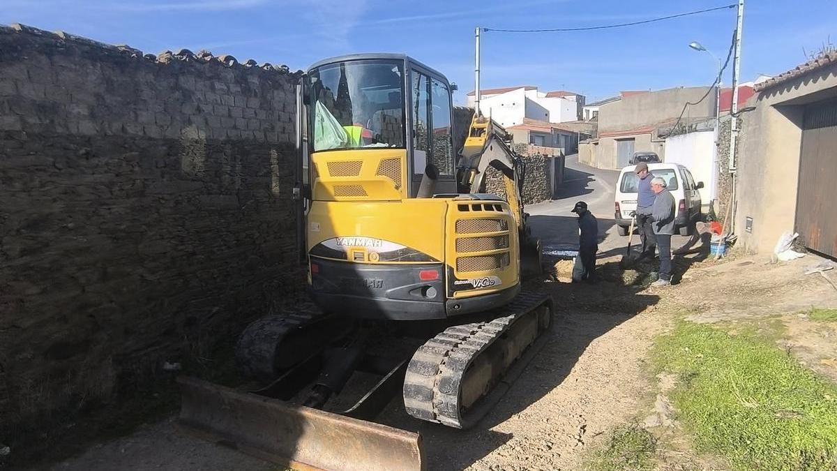 Una máquina trabaja en la calle Peñonas, de Portaje.