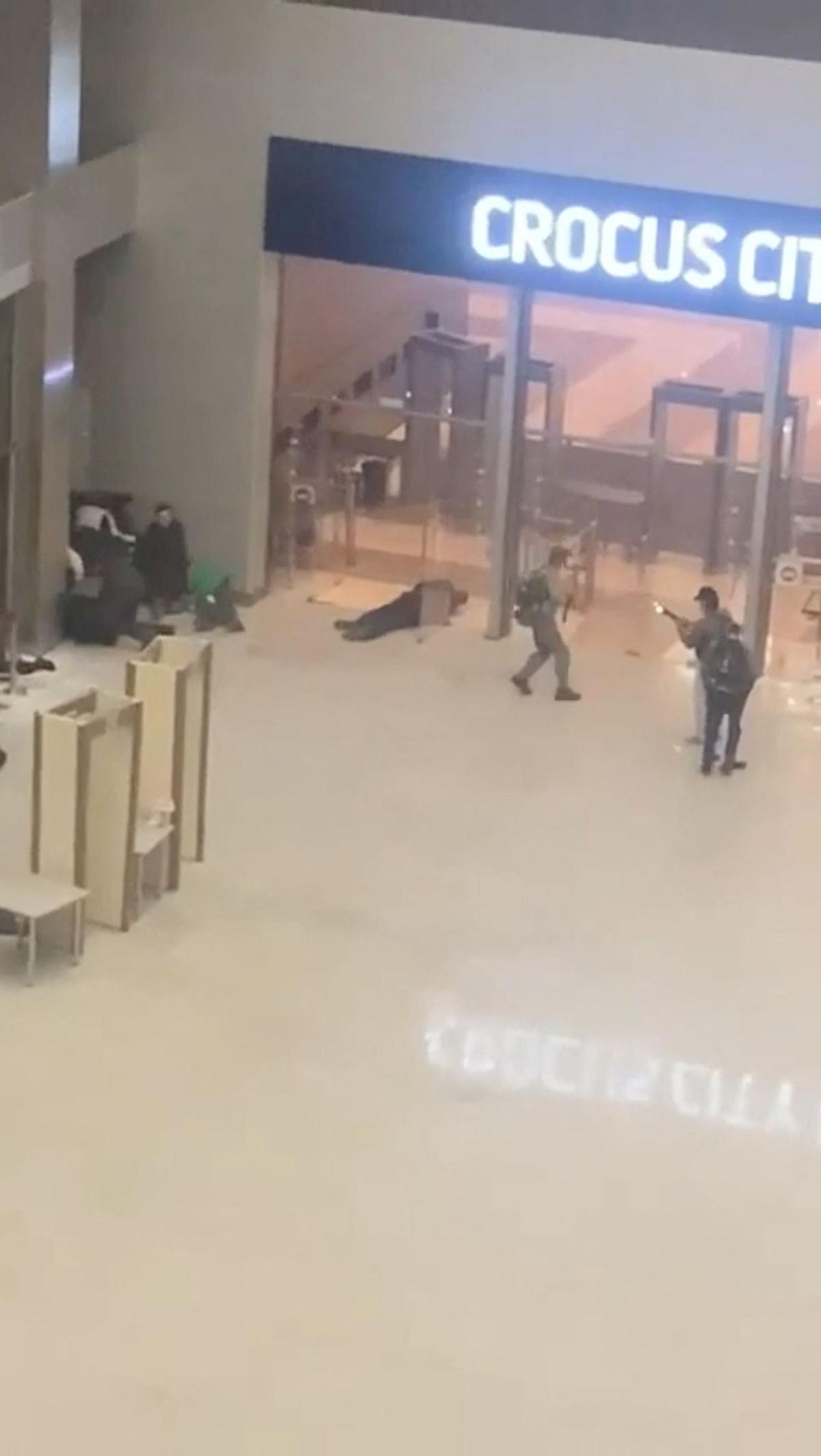 Captura de un vídeo distribuido por la agencia Reuters del tiroteo en la sala de conciertos Crocus City Hall en Moscú