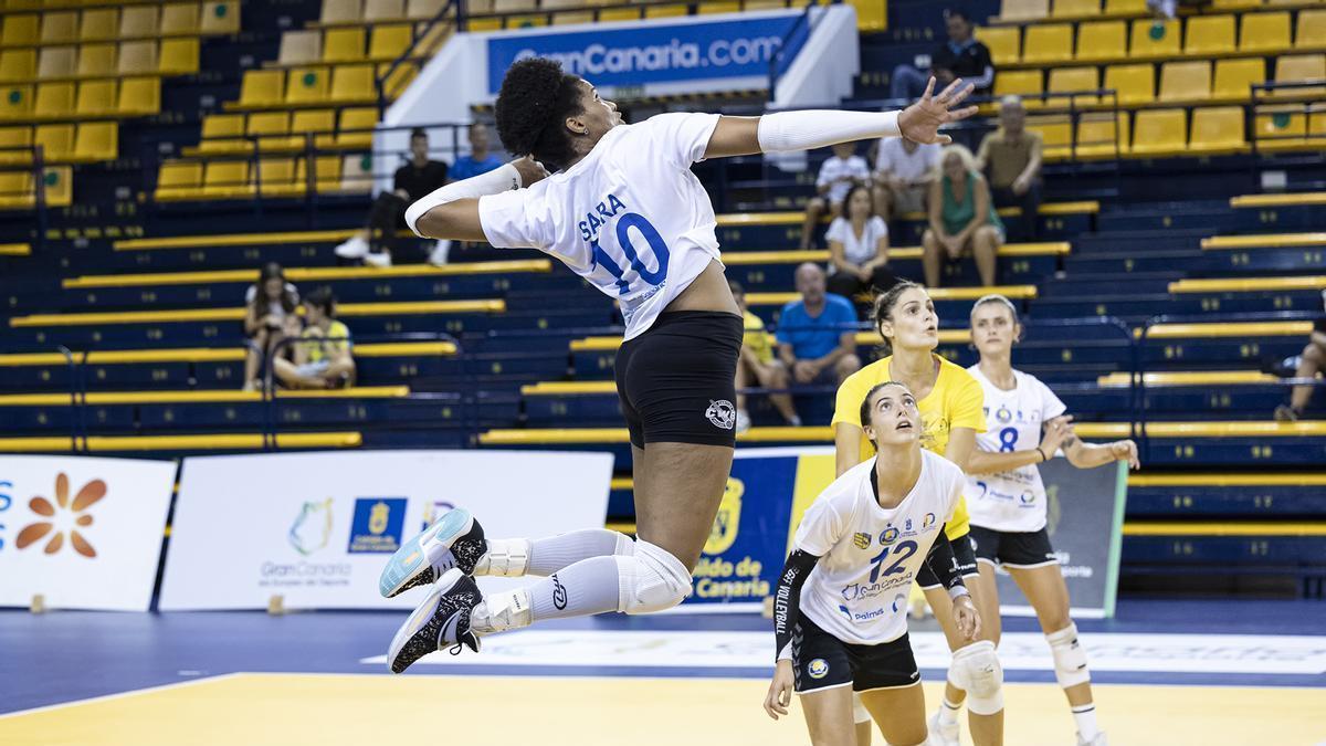 Sara Dias remata un balón en el encuentro de hoy ante el Levallois francés