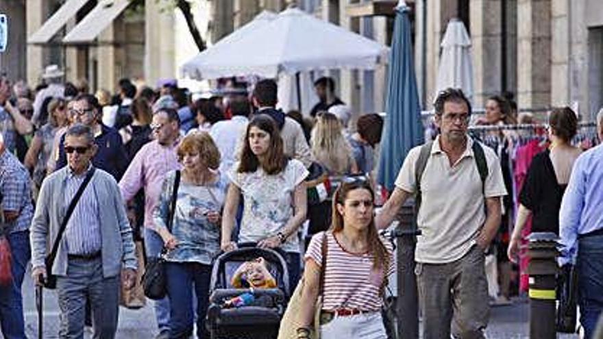 Gent passejant pels carrers de Girona, en una foto d&#039;arxiu.