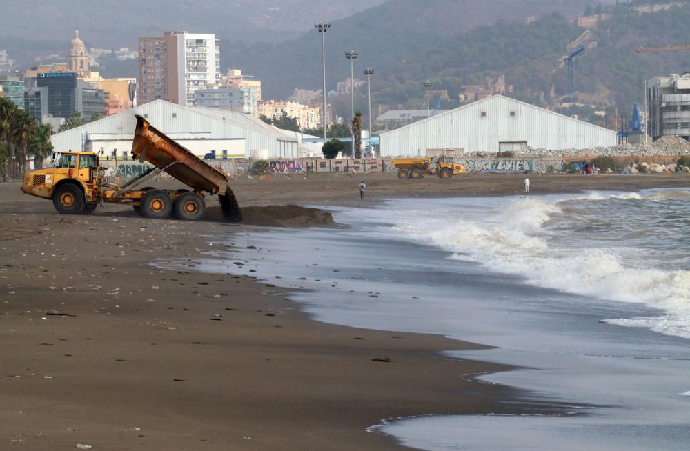 En las playas que hace apenas tres días acogían a numerosas personas tomando el sol e incluso bañándose, el temporal asociado a la borrasca las ha dejado desiertas.