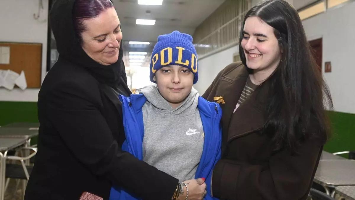 Lois, con su madre, Mónica, y su hermana, Ximena.