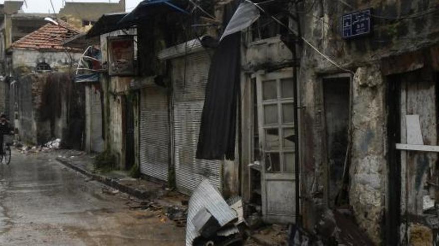 Imagen de una calle de la localidad de Homs, castigada por los ataques.