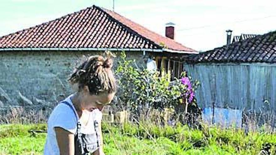 Lucía Ríos da de comer a las gallinas. | ana paz paredes