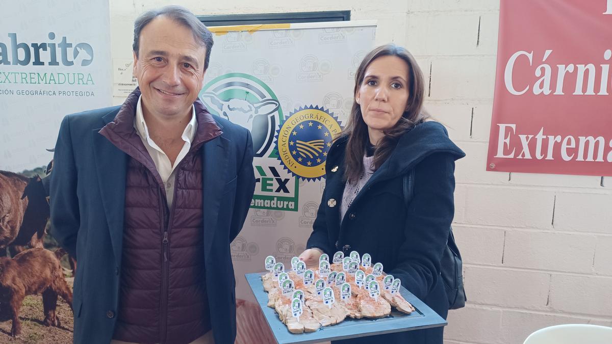 Raúl Muñiz y Raquel Costela, con unas de las propuestas culinarias de Corderex.