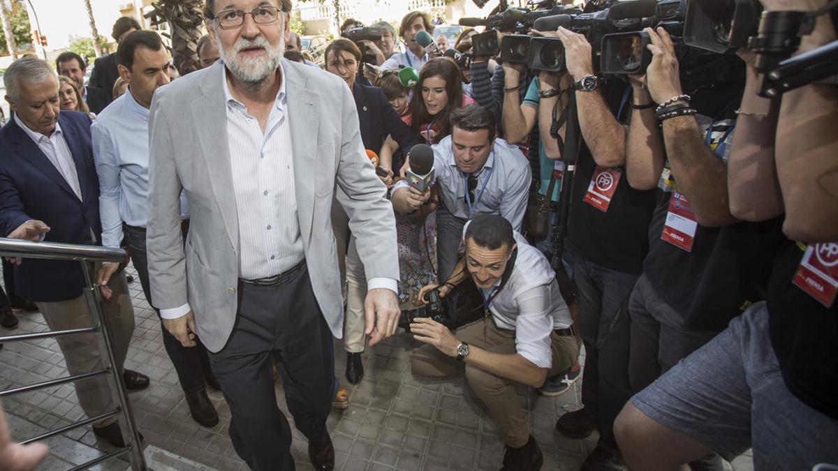 Rajoy a su llegada al congreso del PP en Valencia.