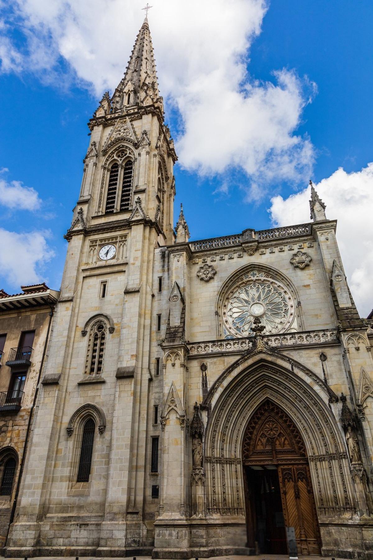 La Catedral de Santiago se erige en el corazón del casco antiguo