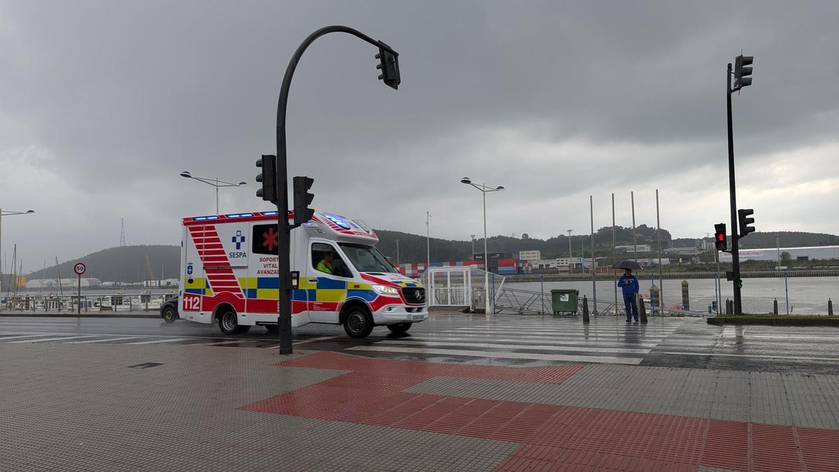 La UVI Móvil, a su paso por Conde Guadalhorce, traslada al herido al San Agustín