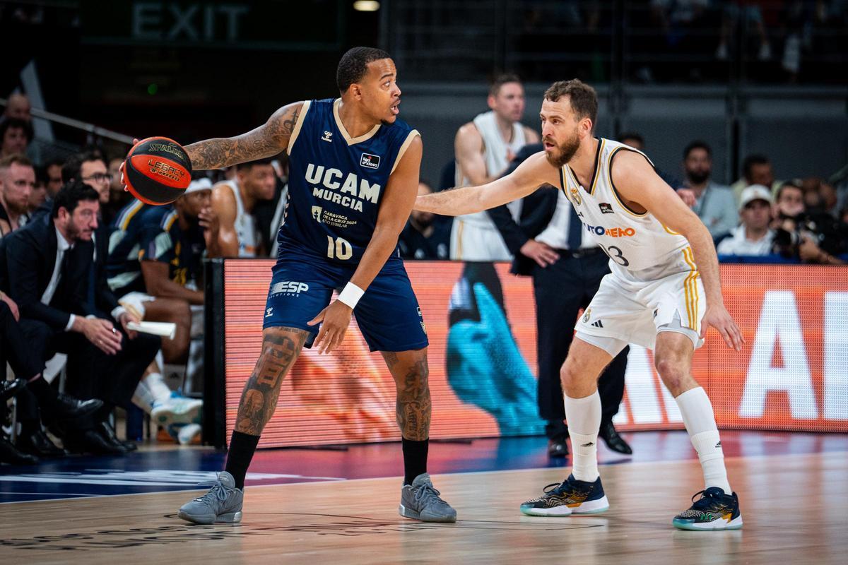 Troy Caupain, base del UCAM Murcia, defendido por Sergio Rodríguez.