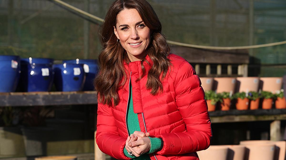 PRimer plano de Kate Middleton con plumífero rojo