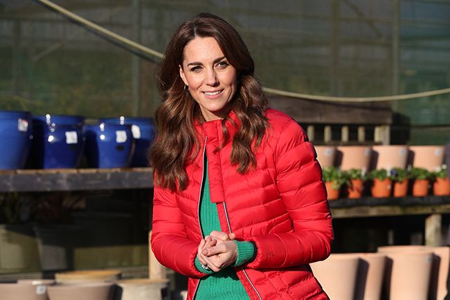PRimer plano de Kate Middleton con plumífero rojo
