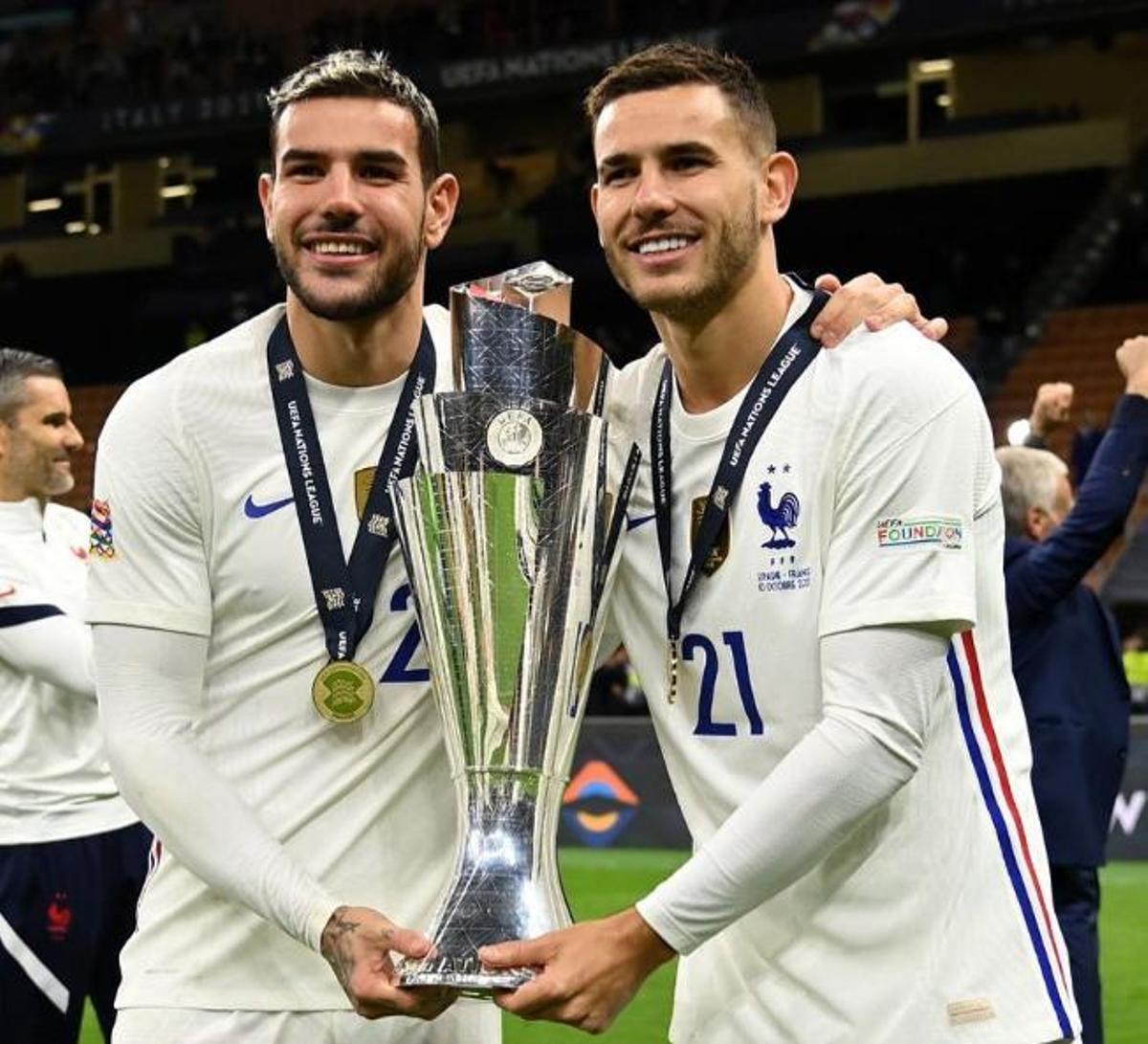 Théo y Lucas Hernández celebran el título de Nations League de 2021.