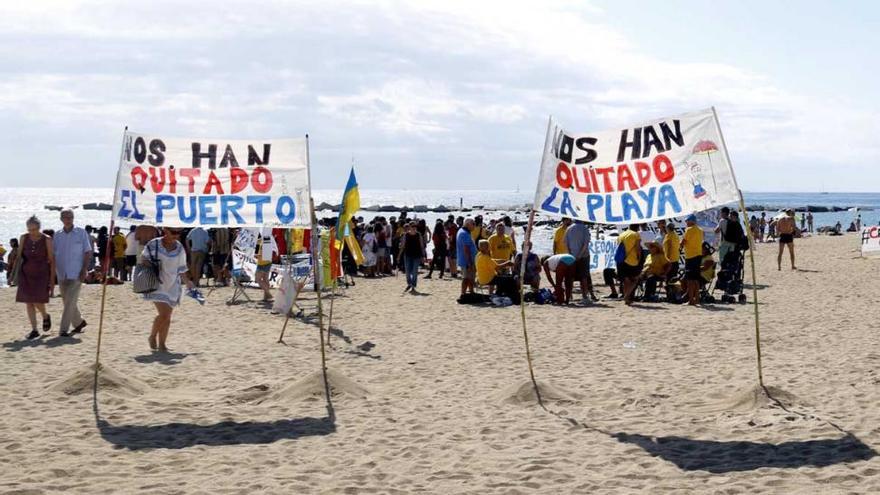 Cadena humana en la Barceloneta contra el modelo turístico