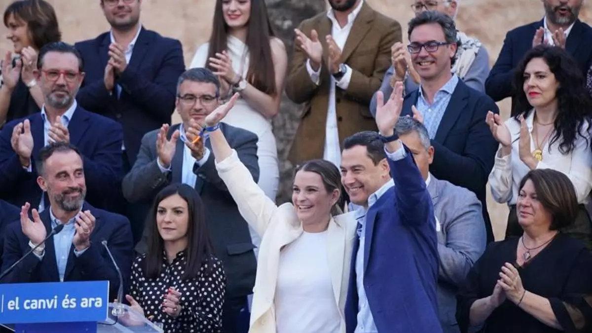 Marga Prohens, junto a Juanma Moreno Bonilla en un acto en Campos.