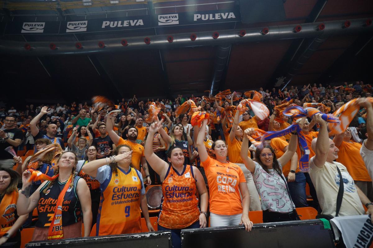 La afición, eufórica con el pase de su equipo 'taronja' a la final de la LF Endesa