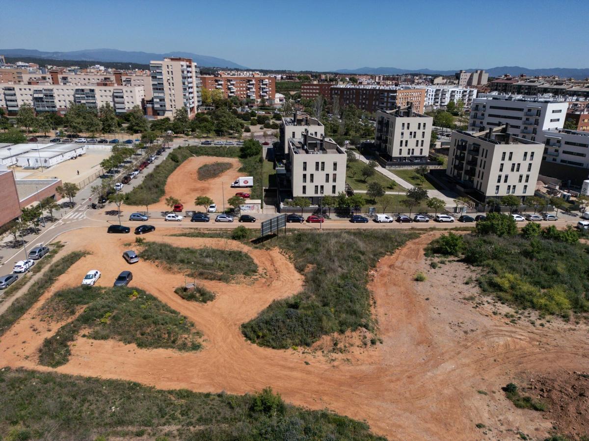 Vista general de Sabadell, con un solar donde está previsto edificar en la calle Berlín.