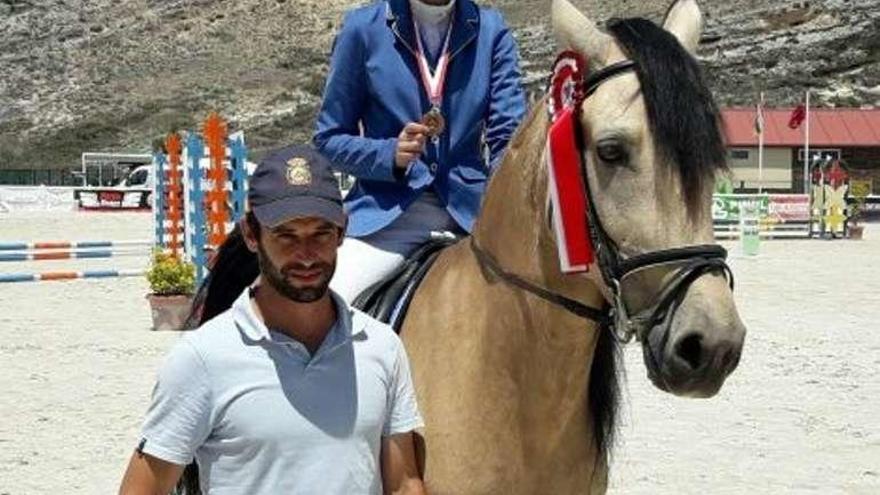 La amazona Paula Nájera junto a su entrenador César Mañanes.