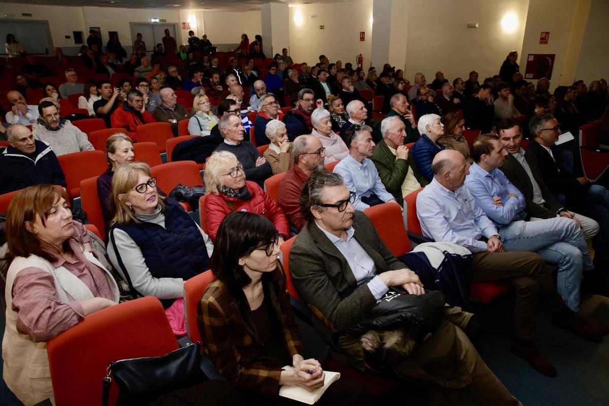 La charla en La Calzada sobre los accesos al Puerto, en imágenes