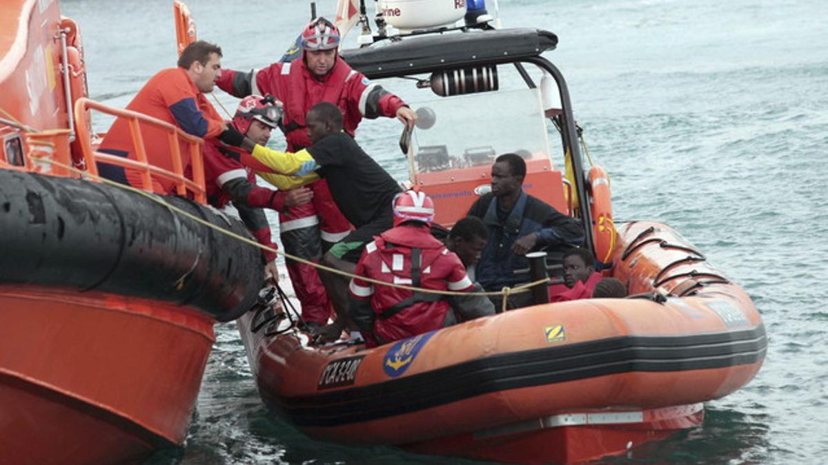 Un grupo de inmigrantes es llevado al puerto de Tarifa (Cádiz) tras ser rescatado la semana pasada.