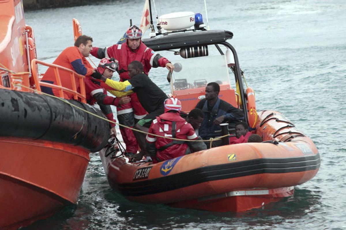 Un grup d’immigrants és portat al port de Tarifa (Cadis) després de ser rescatat la setmana passada.