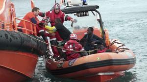 Un grupo de inmigrantes es llevado al puerto de Tarifa (Cádiz) tras ser rescatado la semana pasada.