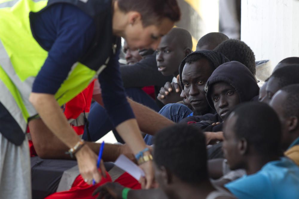 RESCATAN A 53 INMIGRANTES DE UNA PATERA Y LOS ...