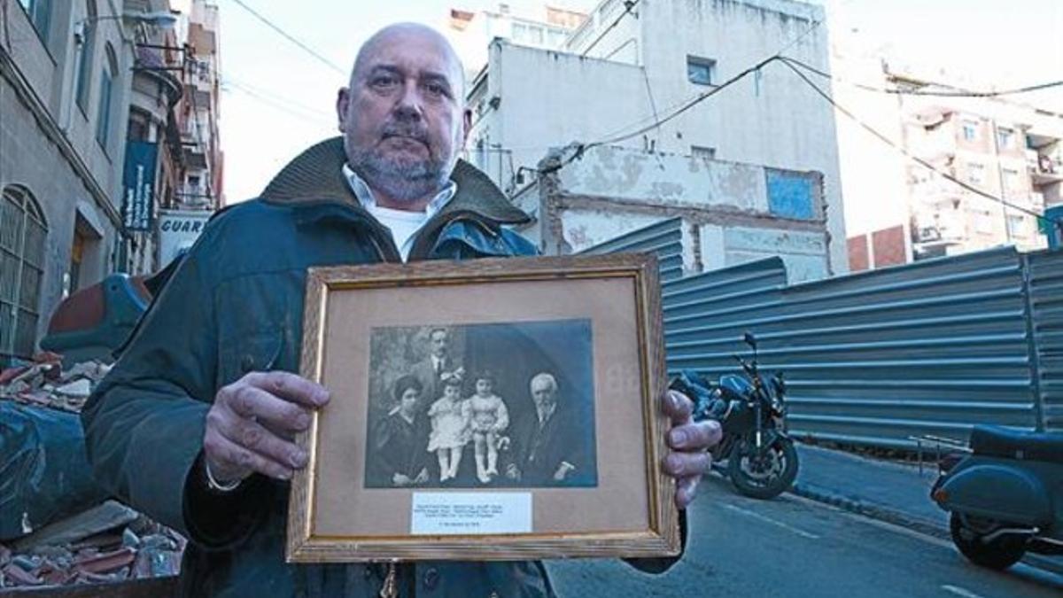 Recuerdos  Ignasi Cisteró, junto a la casa de su bisabuelo, en la calle de Alegre de Dalt.