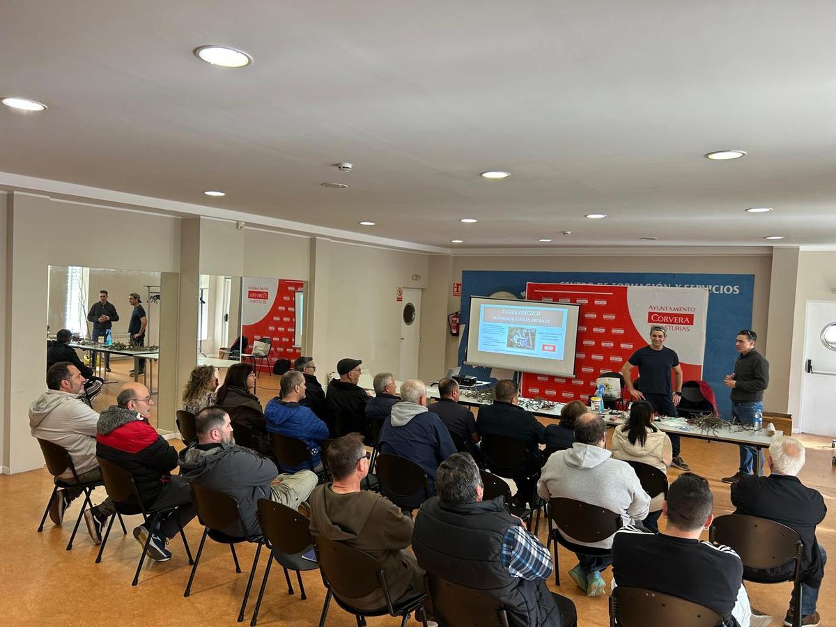 Asistentes al taller de injertos en Corvera.