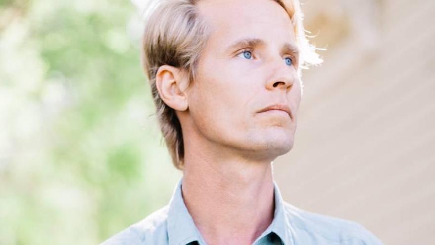 Tom Brosseau viatja als seus orígens musicals