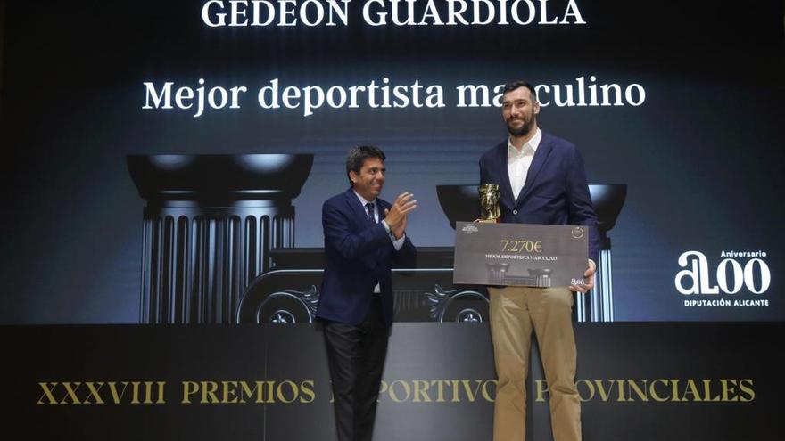 Gedeón Guardiola recibe de manos del presidente de la Diputación, Carlos Mazón, el premio de mejor deportista masculino