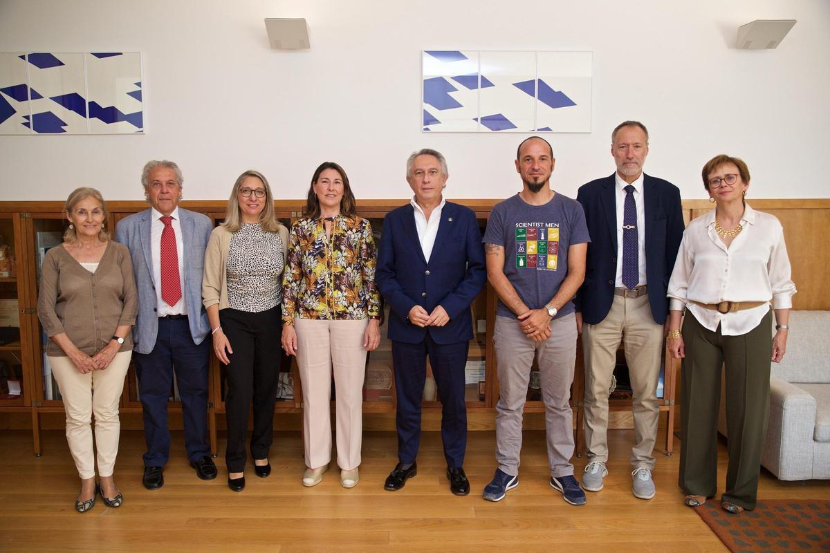 Los asistentes a la firma del convenio