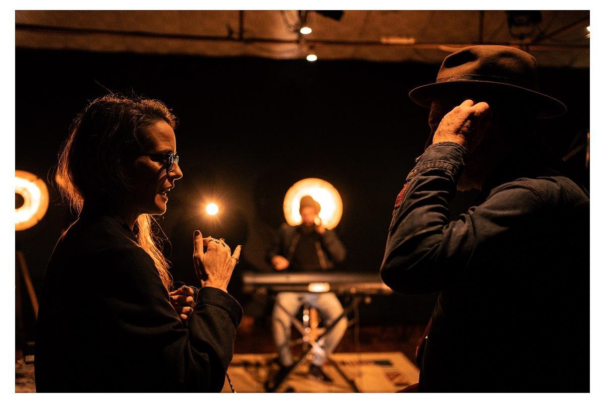Eladio Santos conversa con Vega durante la grabación de "El norte".