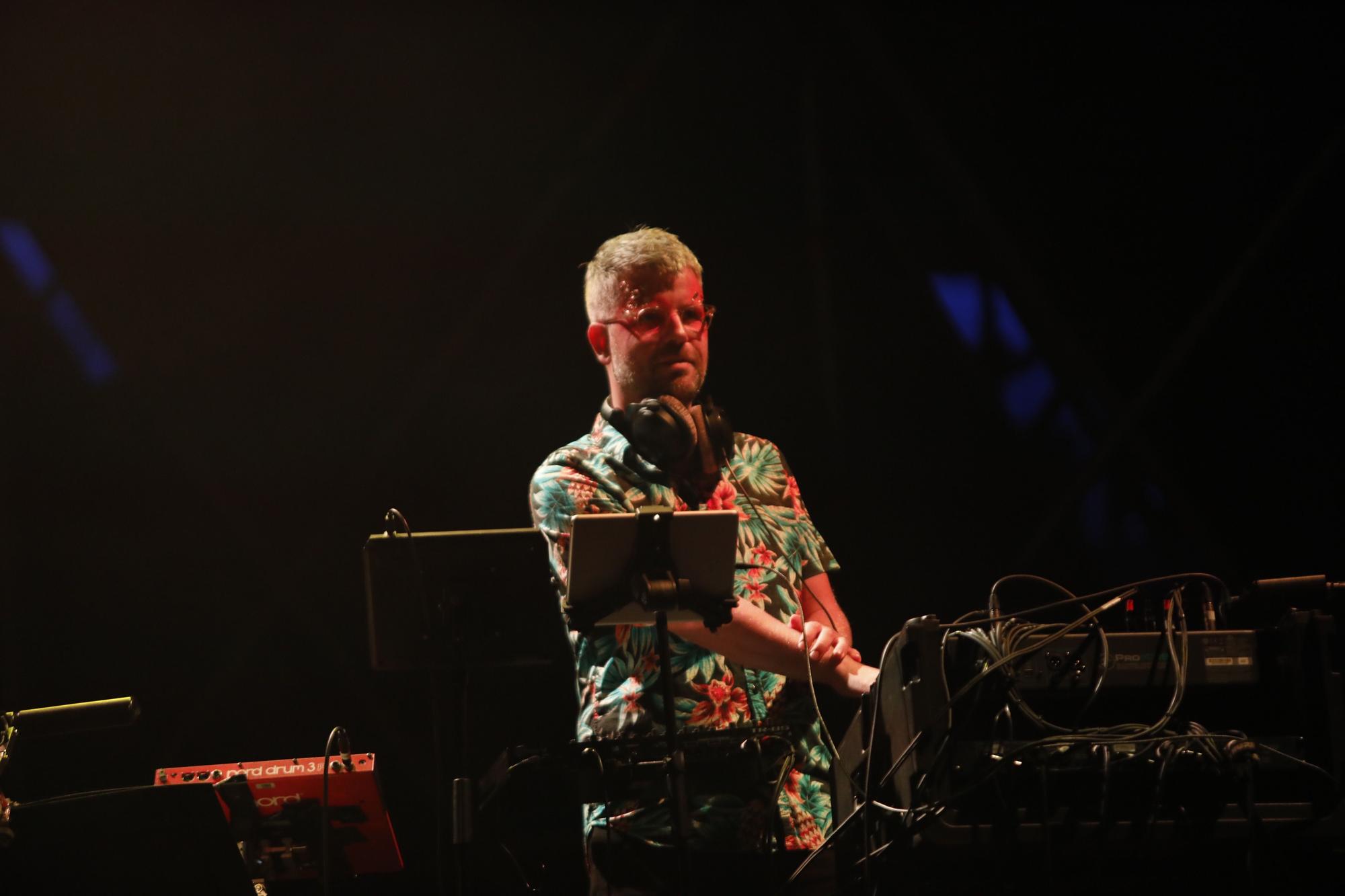 En imágenes: Concierto de Rodrigo Cuevas en la playa de Poniente