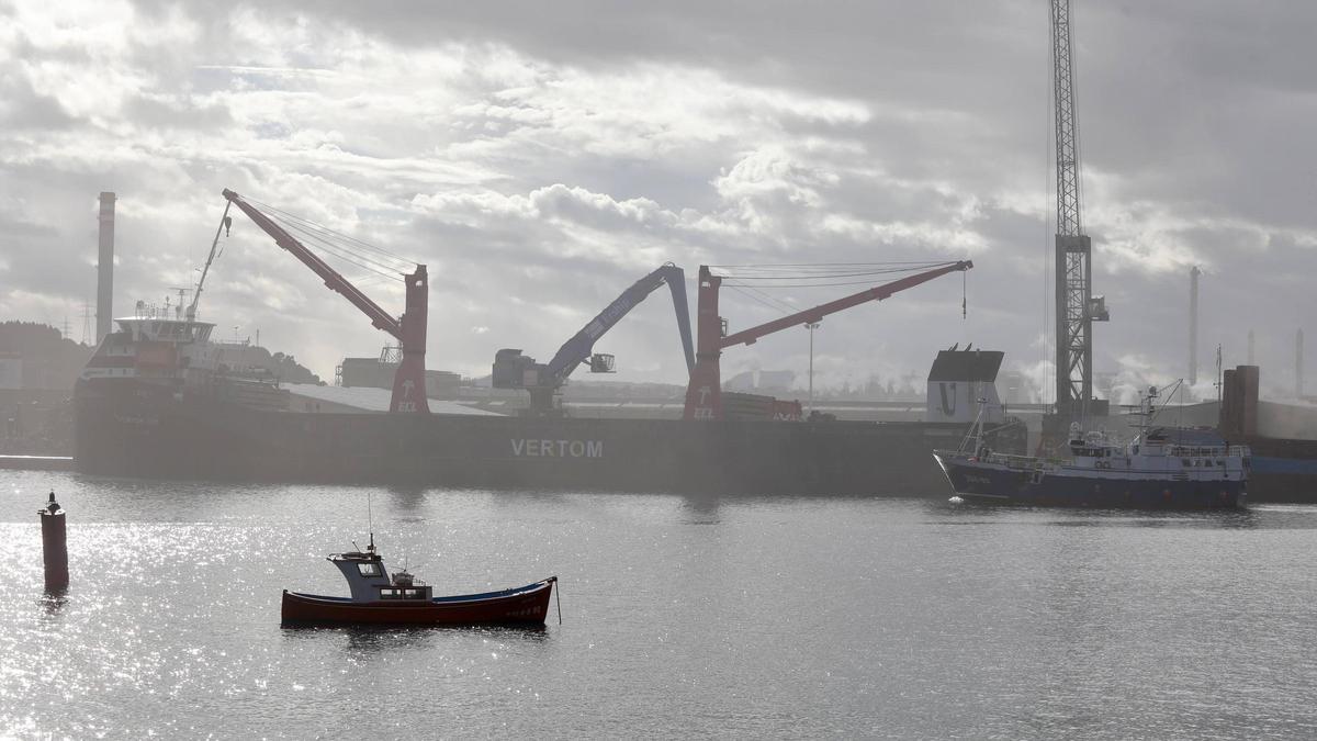 Una panorámica de los muelles avilesinos, desde Zeluán, en una imagen de archivo.