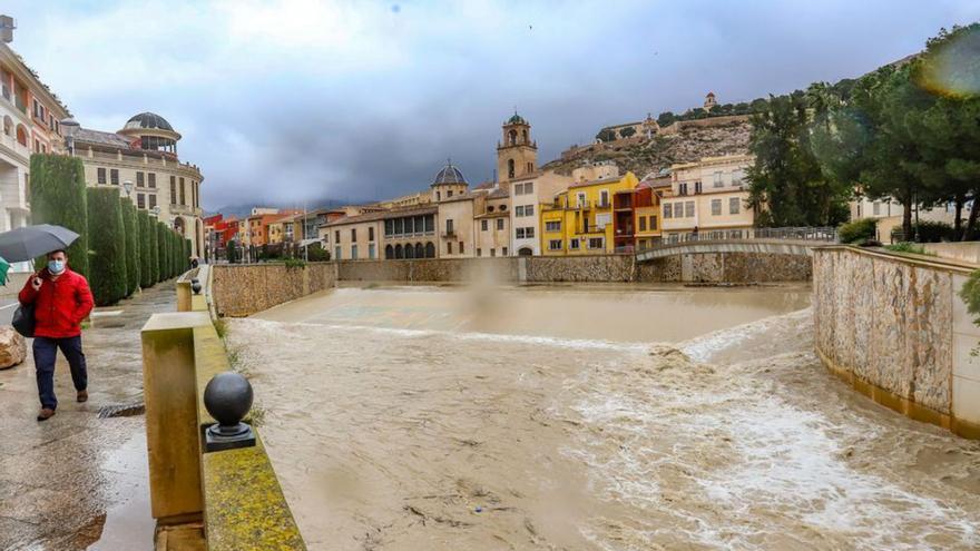 El río Segura a su paso por Orihuela en una crecida. | TONY SEVILLA