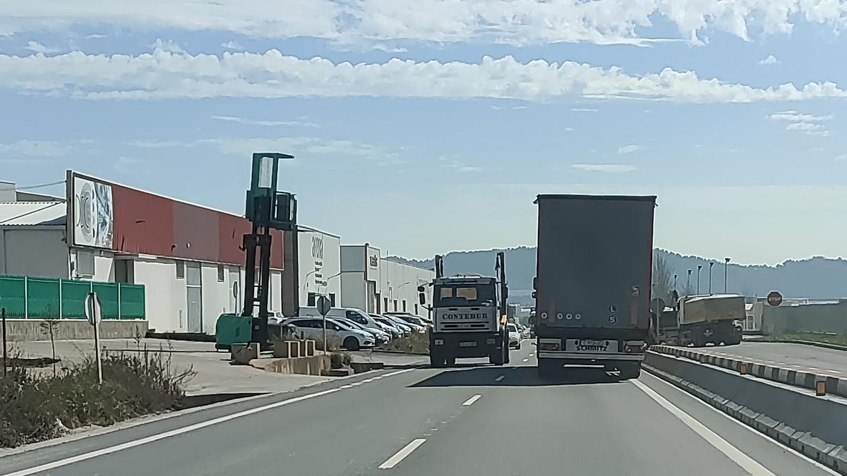 Camiones que circulan por la N-340 a su paso por Castelló, en una imagen de archivo