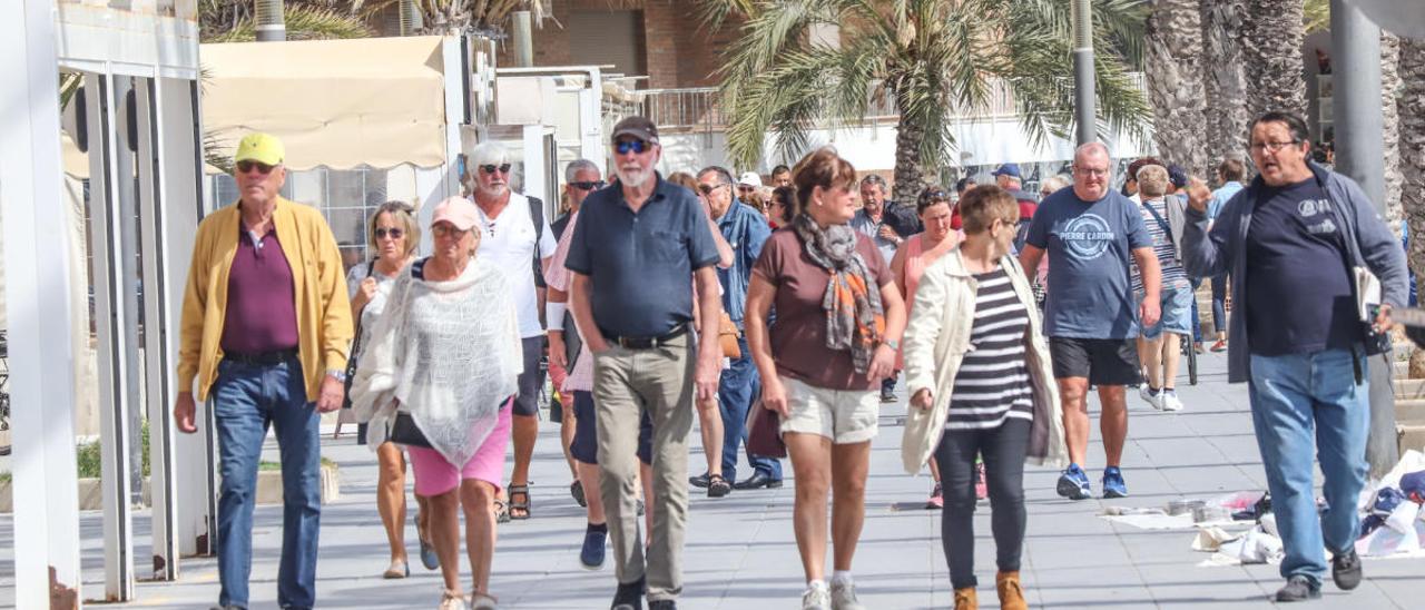 Imagen del paseo de la playa del Cura en Torrevieja un día antes de decretarse el estado de alarma/ Foto Tony Sevilla.