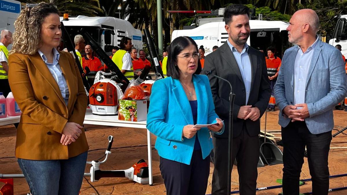 Darias, este miércoles, en la presentación de los equipos del contrato de higiene urbana.