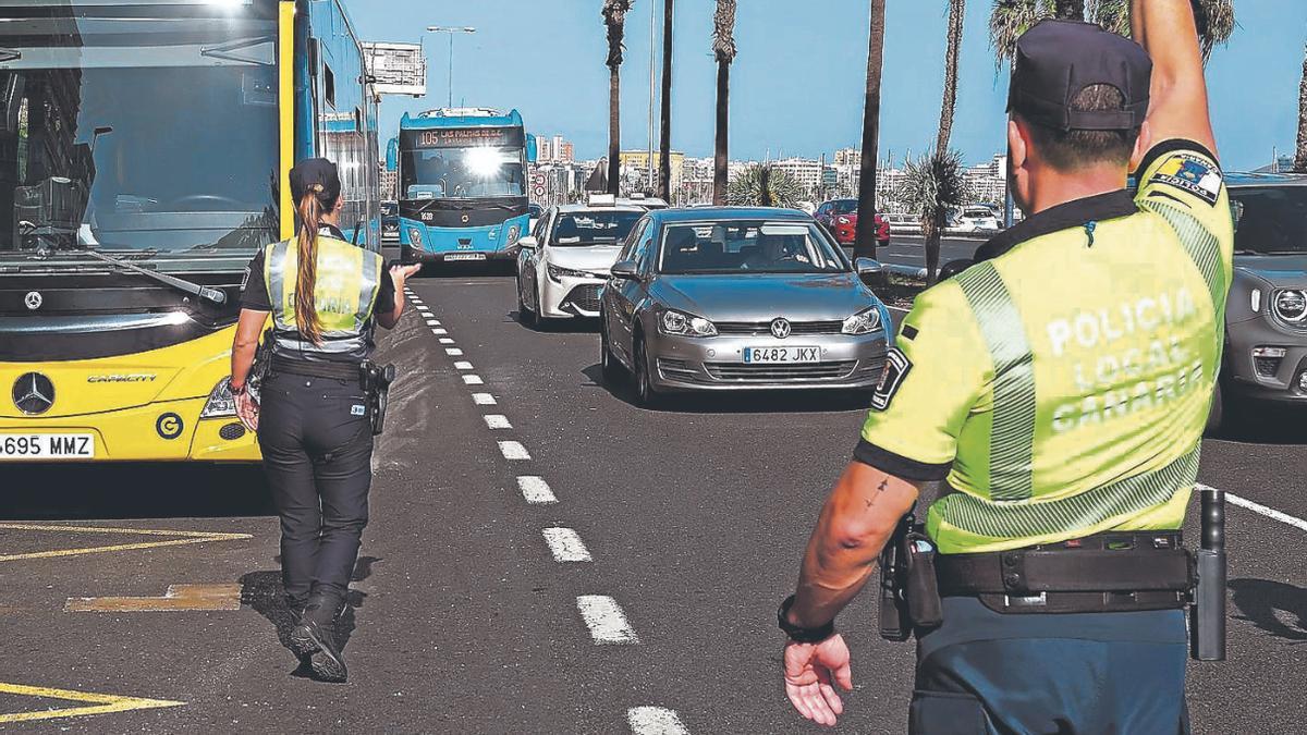 Agentes de la Policía Local de la capital grancanaria dirigiendo el tráfico.