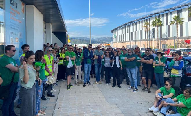 La asamblea de los docentes de la Marina Alta en el centro comercial, en imágenes