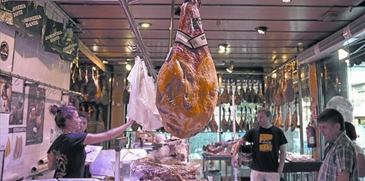 A la foto superior, Enrique Tomás-Jamón Experience, 2.200 metres quadrats dedicats a pernil.Al centre, Jamonería Dante, una botiga de barri amb peces de qualitat a preus ajustats.A sota, Jamón Jamón, una botiga amb zona de degustació. A la foto superior, Enrique Tomás-Jamón Experience, 2.200 metres quadrats dedicats a pernil.Al centre, Jamonería Dante, una botiga de barri amb peces de qualitat a preus ajustats.A sota, Jamón Jamón, una botiga amb zona de degustació.