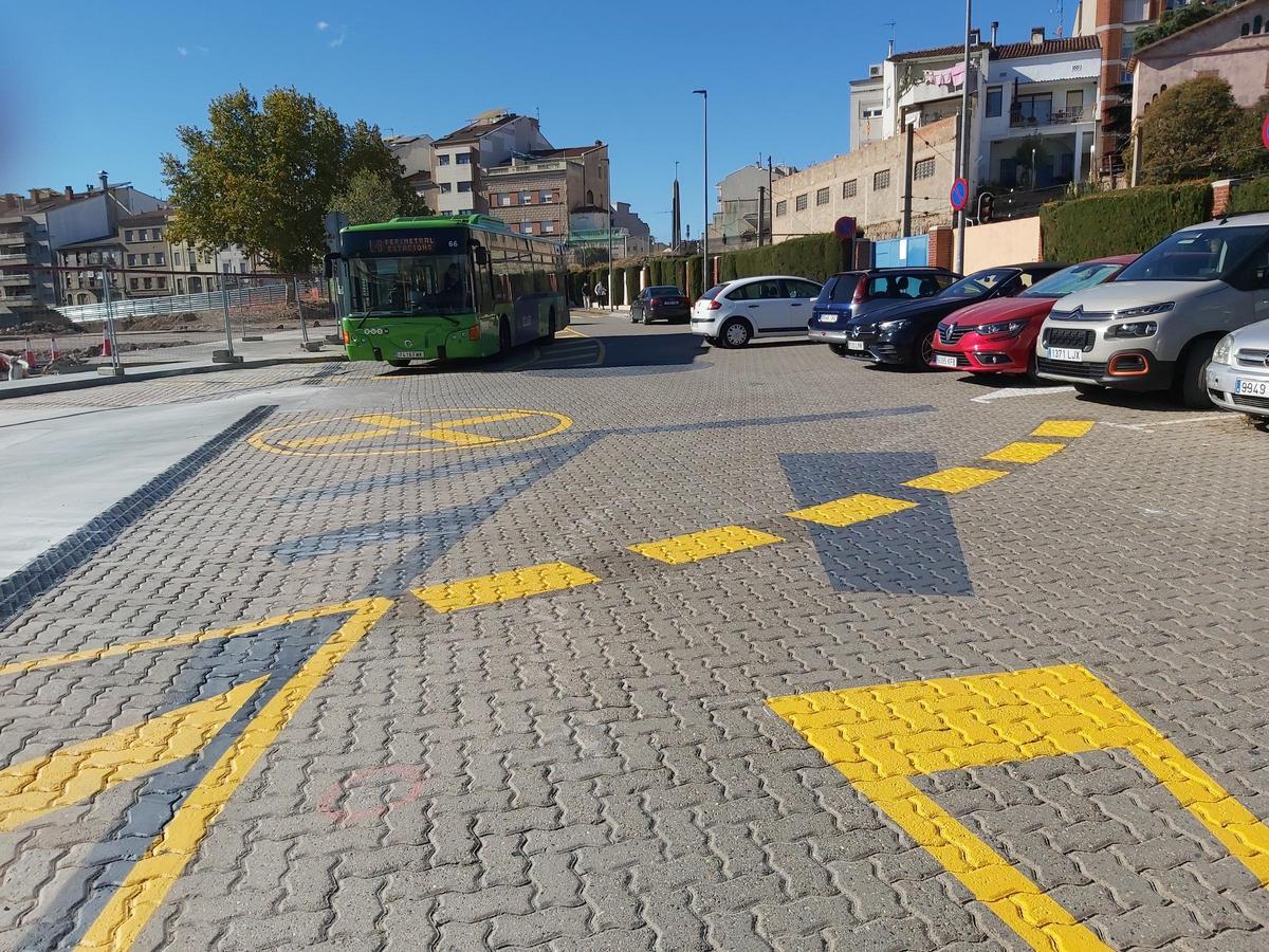 Nova senyalitzaió horitzontal a l'entrada de l'estació d'autobusos, que ja s'ha reobert al trànsit
