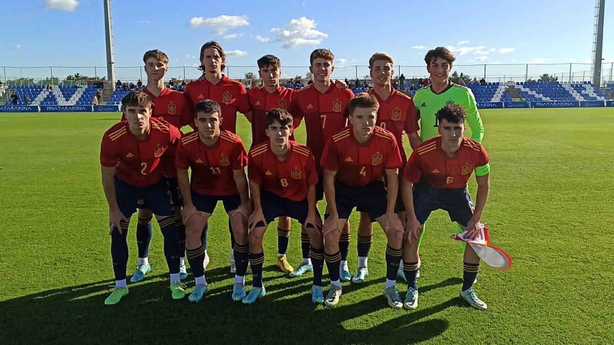 Un once inicial de la selección española sub-19.