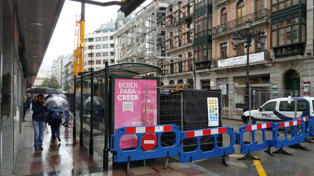 La calle Uría reabre el tránsito a los peatones frente a la casa incendiada