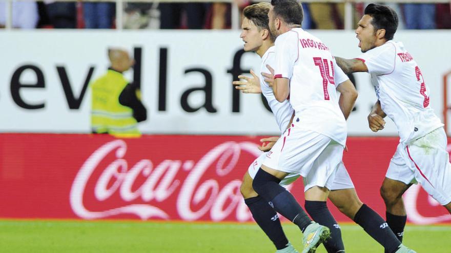 Denis Suárez, Iago Aspas y Benoit Tremoulinas celebran un gol del Sevilla. // F DV