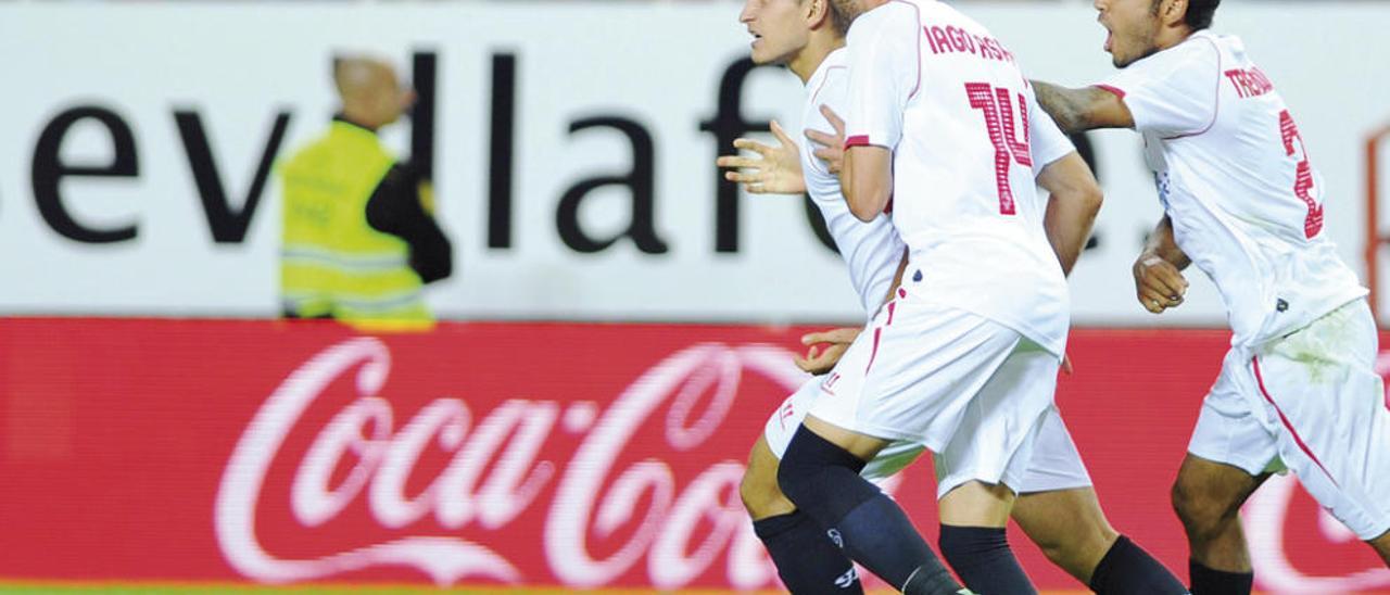 Denis Suárez, Iago Aspas y Benoit Tremoulinas celebran un gol del Sevilla. // F DV