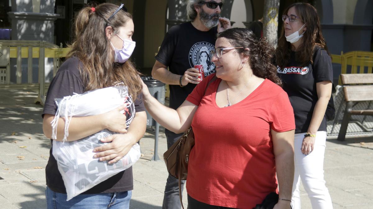 L&#039;advocada d&#039;Alerta Solidària que coordina la defensa dels investigats en l&#039;&#039;Operació Judes&#039;, Eva Pous, parla amb una de les encausades