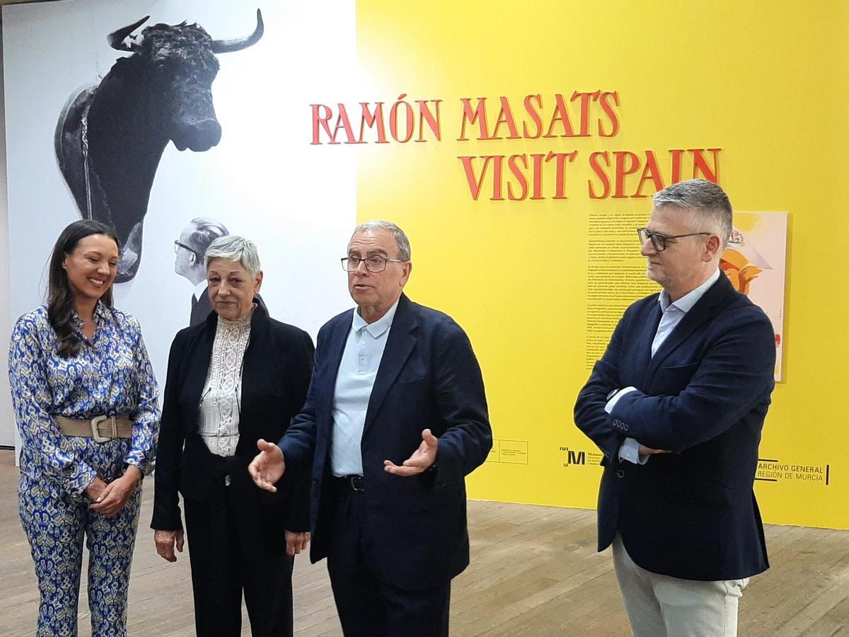 Chema Conesa, comisario de la exposición de fotografía de Ramón Masats (3º i.), durante su inauguración en Murcia