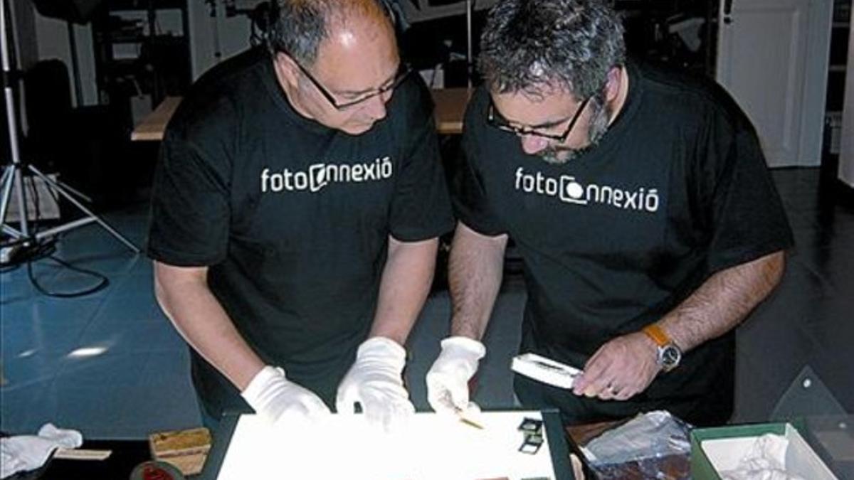Ricard Marco y Mariano Rodríguez, con los negativos de Francesc Boix.